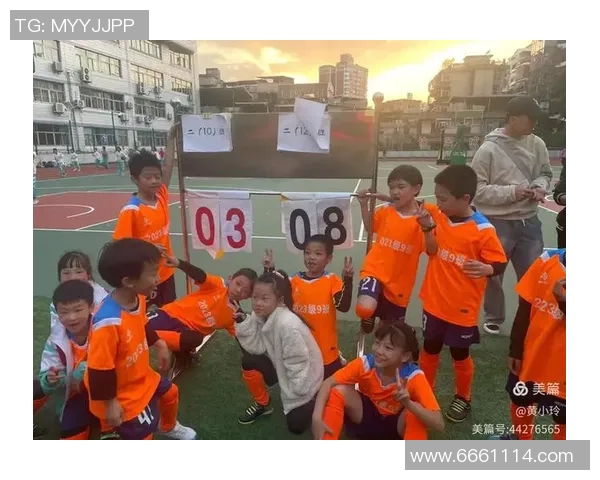 足球明星与孩子们的温馨瞬间共同见证梦想与希望的美好时刻