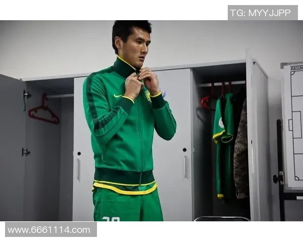 日本足球明星身着西装的时尚风采与魅力展示 日本足球明星身着西装的时尚风采与魅力展示