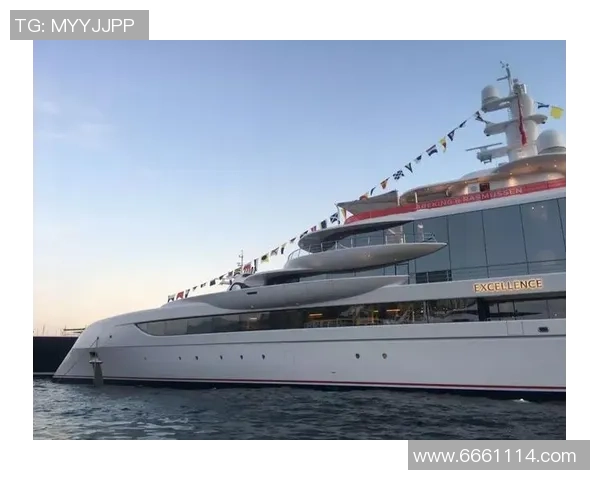 足球明星与豪华游艇的亲密合影展现运动与奢华的完美结合 足球明星与豪华游艇的亲密合影展现运动与奢华的完美结合