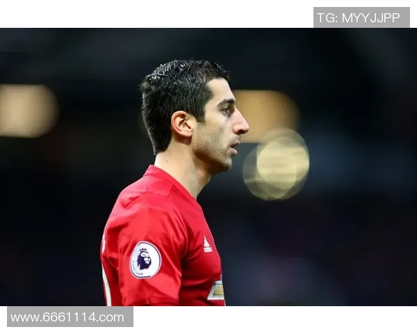 银色头发的足球明星女性展现独特魅力与实力的完美结合 银色头发的足球明星女性展现独特魅力与实力的完美结合